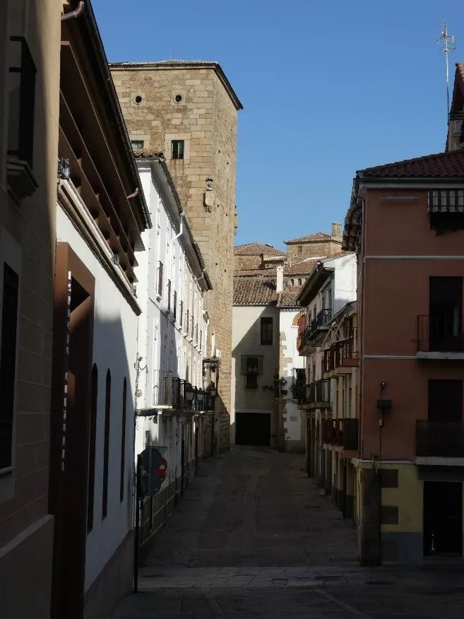 Calle Blanca con la torre al fondo