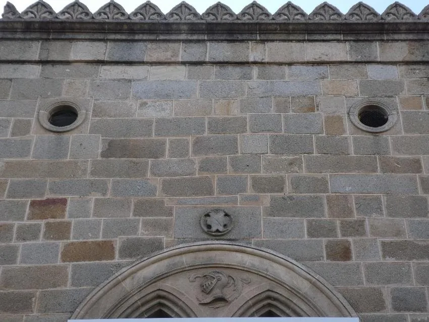 Cornisa y ventanas oculares