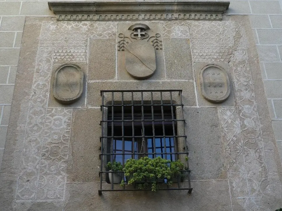 Escudo cardenalicio de Carvajal