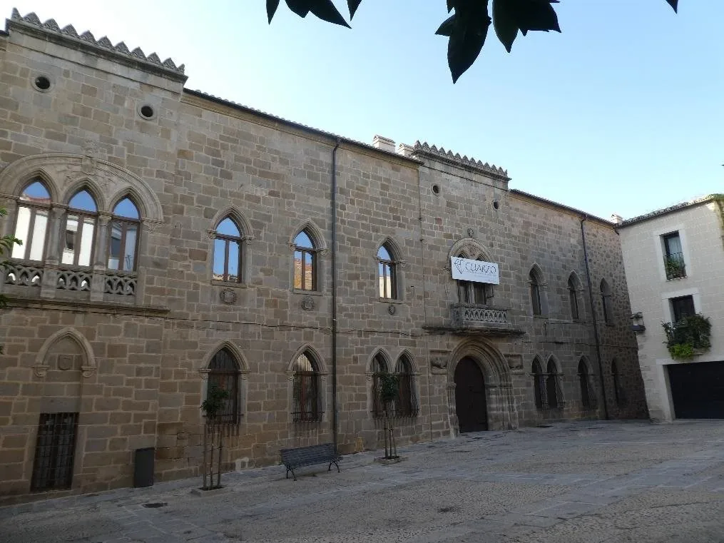 Fachada completa desde la plaza de San Nicolás