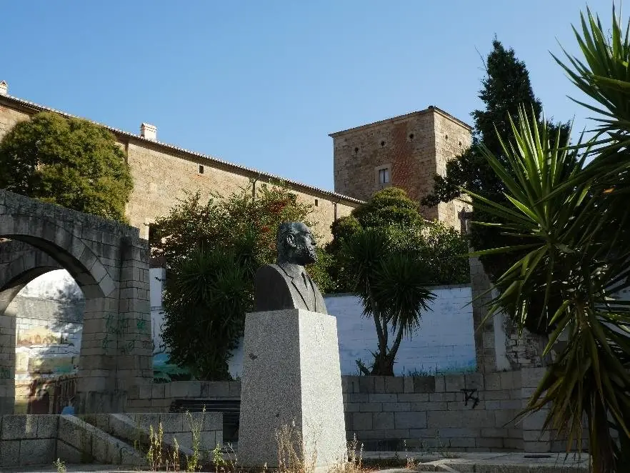 La casa desde la plaza de la Salud